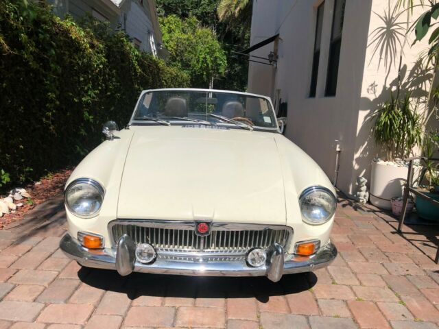 MG MGB 1969 image number 23