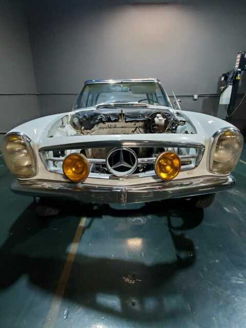 Mercedes-Benz SL-Class 1967 image number 18