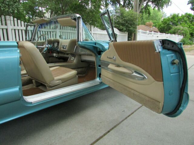 Ford Thunderbird 1960 image number 39