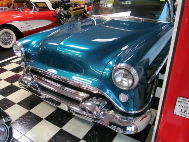 Oldsmobile Ninety-Eight 1954 image number 1