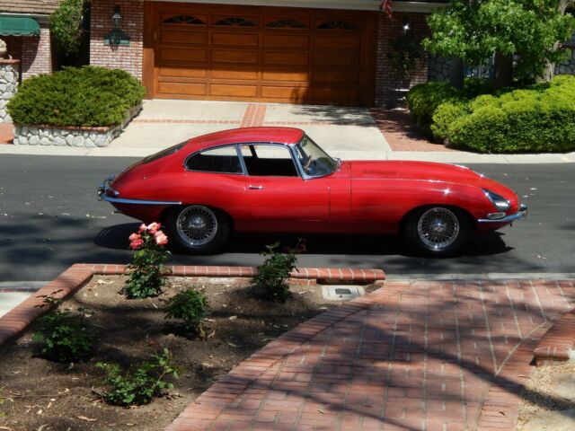 Jaguar E-Type 1966 image number 30