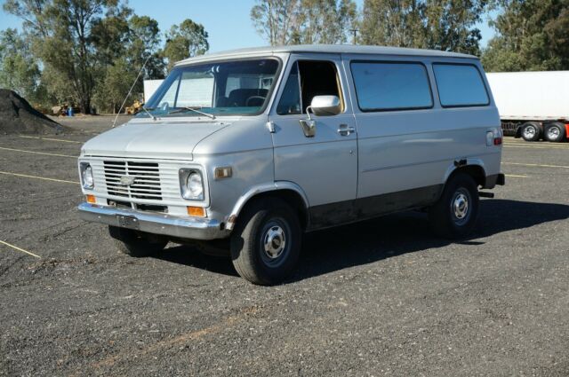 Chevrolet G10 1975 image number 26