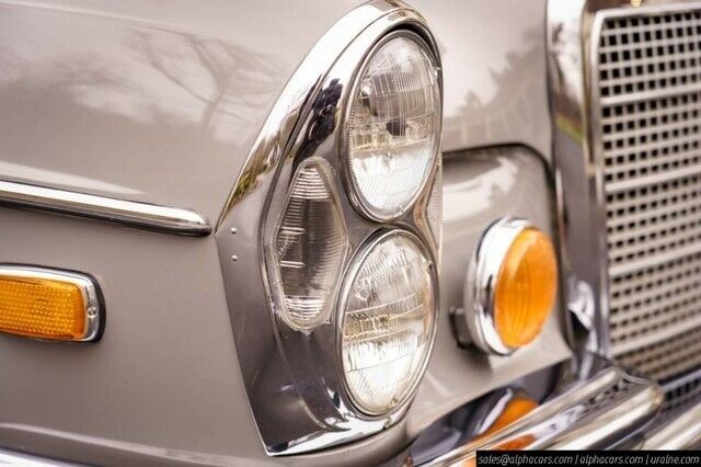 Mercedes-Benz 200-Series 1972 image number 14