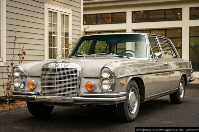 Mercedes-Benz 200-Series 1972 image number 26