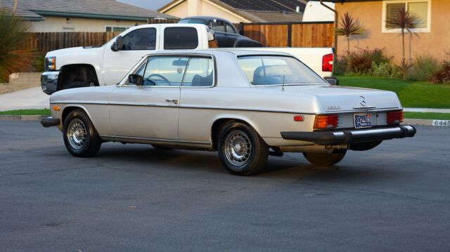 Mercedes-Benz 200-Series 1975 image number 30