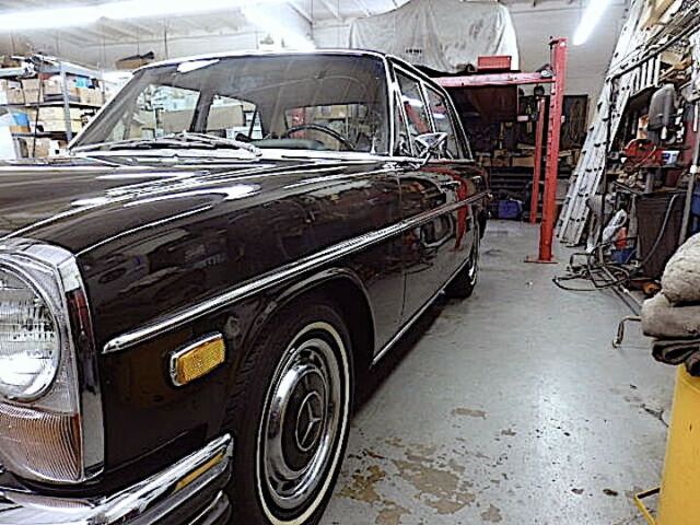 Mercedes-Benz 200-Series 1971 image number 1