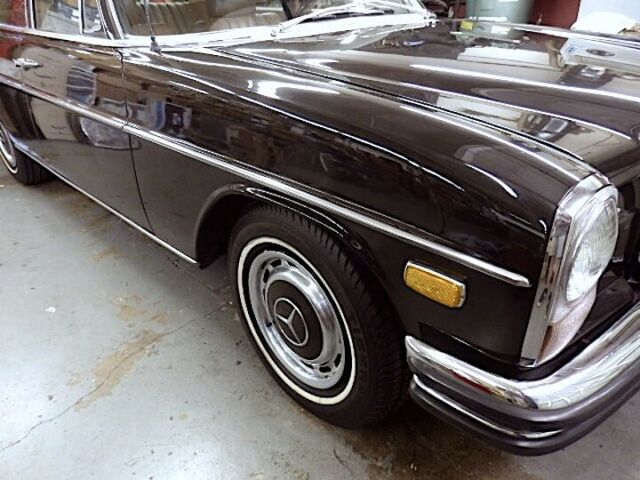 Mercedes-Benz 200-Series 1971 image number 10