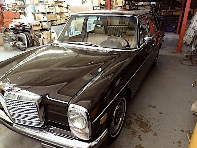 Mercedes-Benz 200-Series 1971 image number 13