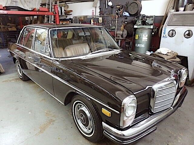 Mercedes-Benz 200-Series 1971 image number 14