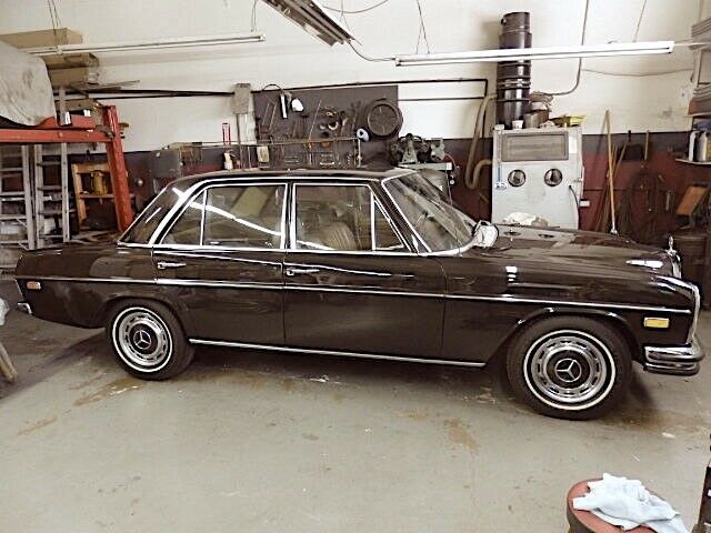 Mercedes-Benz 200-Series 1971 image number 15