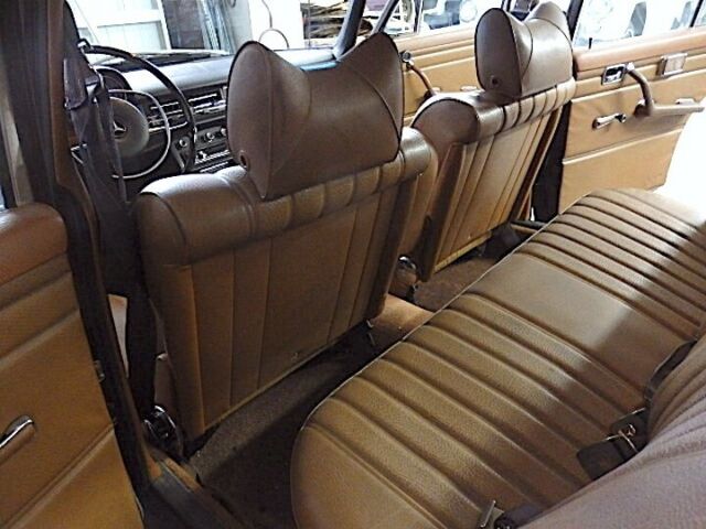 Mercedes-Benz 200-Series 1971 image number 17