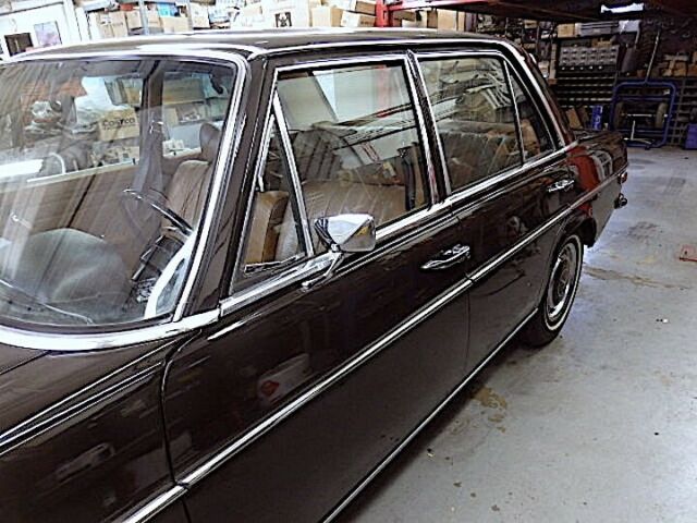 Mercedes-Benz 200-Series 1971 image number 28