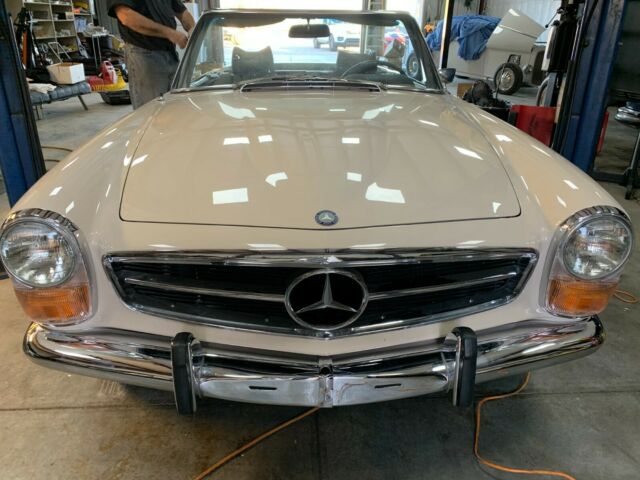 Mercedes-Benz SL-Class 1970 image number 28