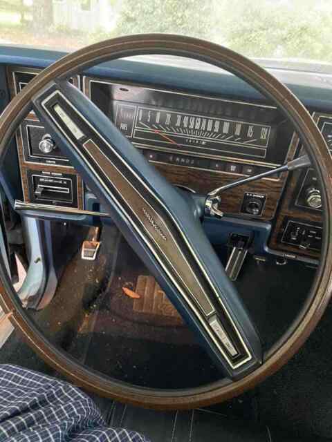 Ford Country Squire 1974 image number 21