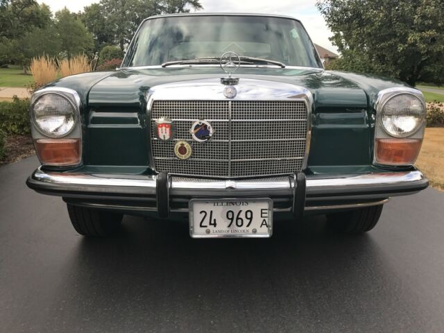 Mercedes-Benz 200-Series 1972 image number 12