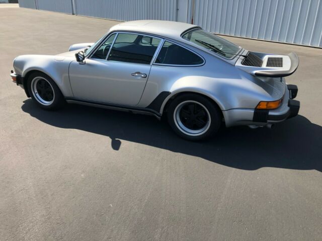 Porsche 911 1977 image number 1