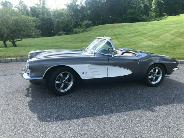 Chevrolet Corvette 1960 image number 2