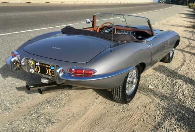 Jaguar E-Type 1963 image number 19