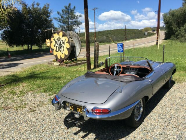 Jaguar E-Type 1963 image number 24