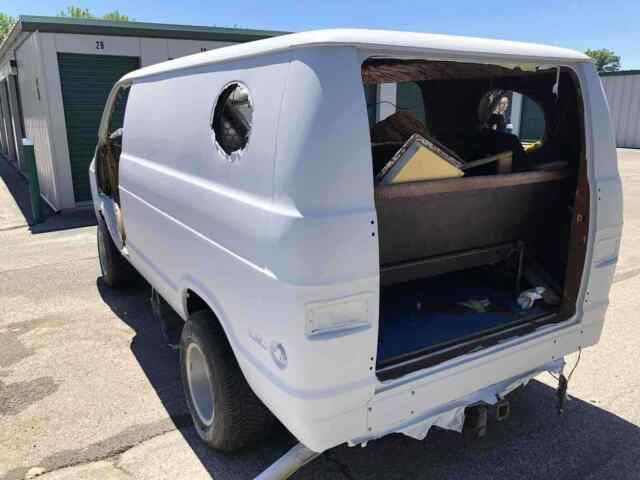 Dodge B200 1976 image number 17