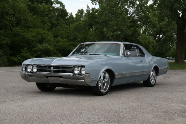 Oldsmobile Starfire 1966 image number 3