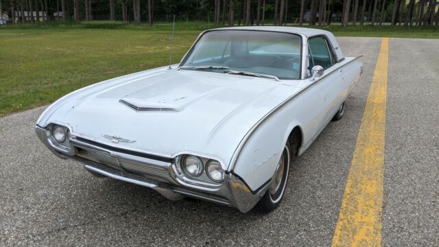 Ford Thunderbird 1961 image number 0