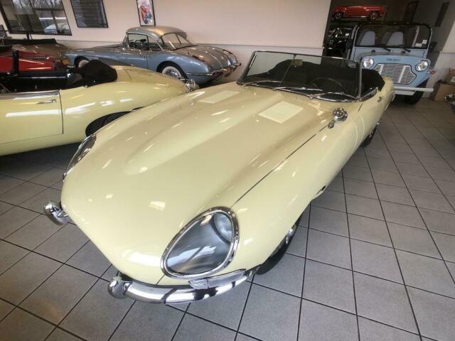 Jaguar E-Type 1967 image number 12