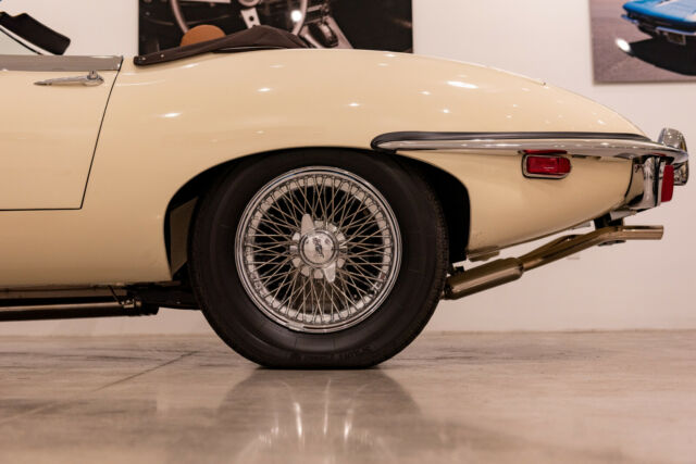 Jaguar E-Type 1969 image number 30