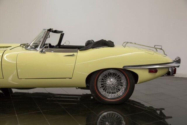 Jaguar E-Type 1969 image number 31