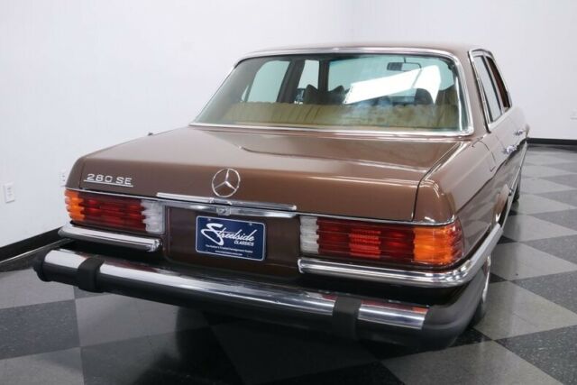 Mercedes-Benz 200-Series 1977 image number 12