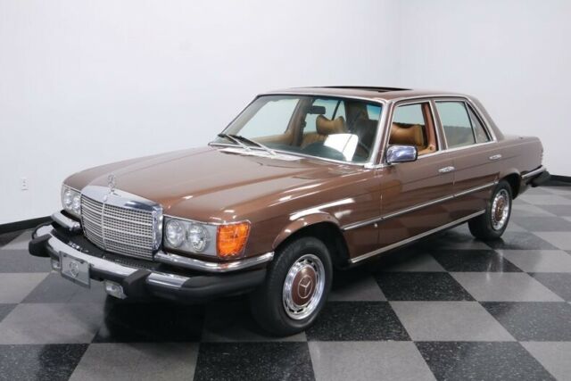 Mercedes-Benz 200-Series 1977 image number 45