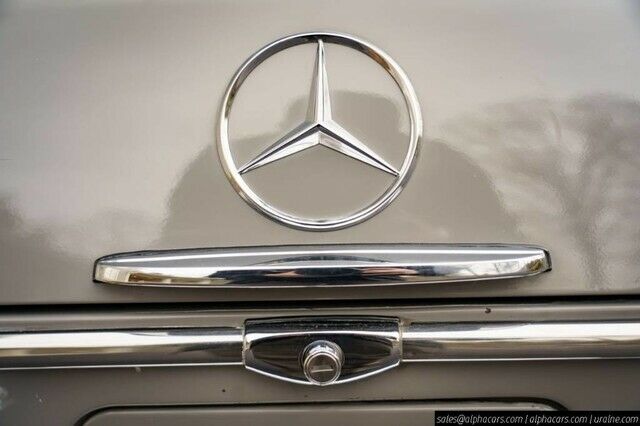 Mercedes-Benz 200-Series 1972 image number 23