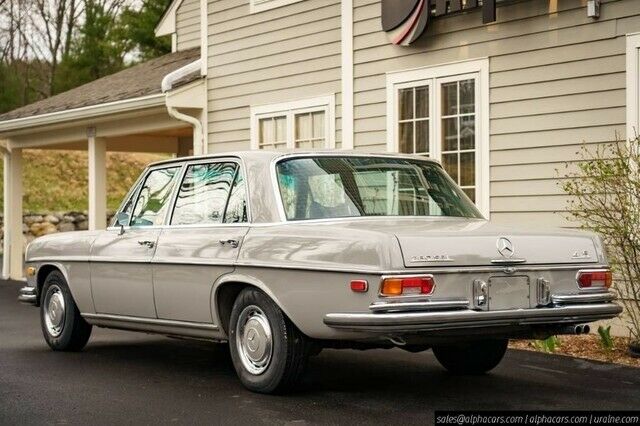 Mercedes-Benz 200-Series 1972 image number 4