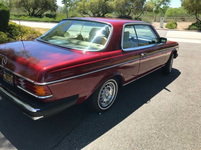 Mercedes-Benz 200-Series 1978 image number 34