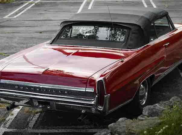 Pontiac Bonneville 1964 image number 2