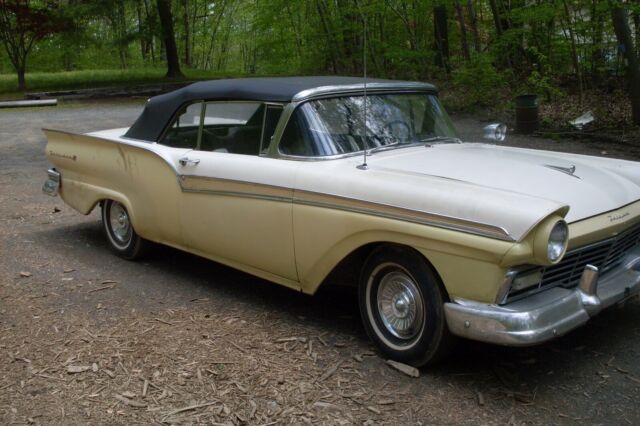 Ford Fairlane 1957 image number 1