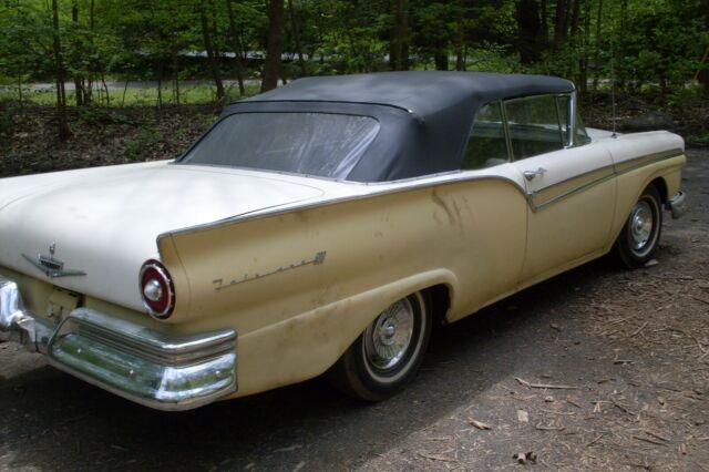 Ford Fairlane 1957 image number 2