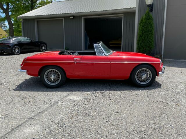 MG MGB 1966 image number 24