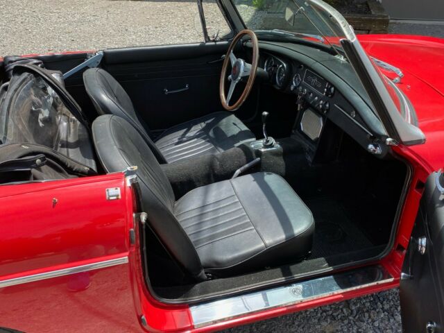 MG MGB 1966 image number 28