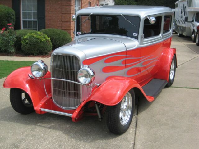 Ford 2-Door Sedan 1932 image number 0