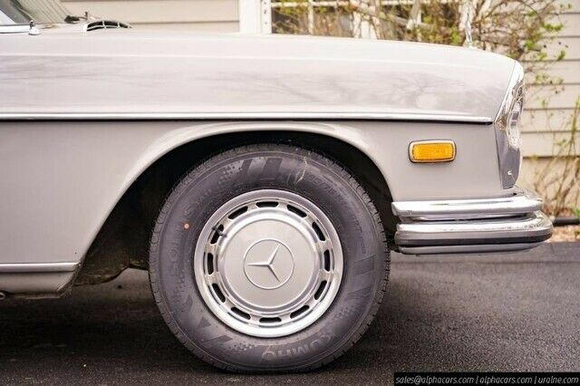 Mercedes-Benz 200-Series 1972 image number 34