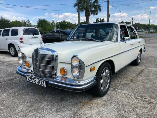 Mercedes-Benz 200-Series 1970 image number 1