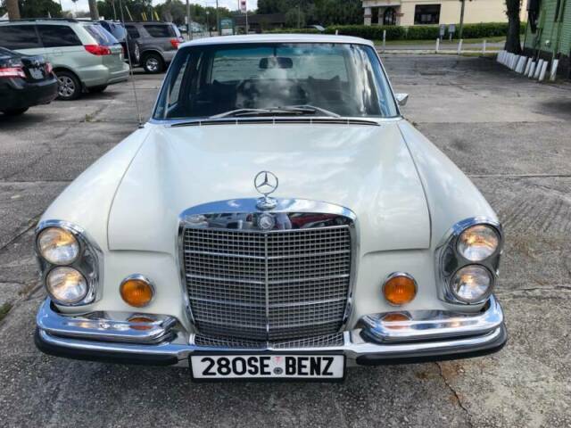 Mercedes-Benz 200-Series 1970 image number 27