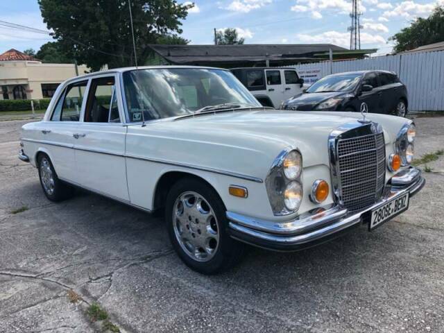 Mercedes-Benz 200-Series 1970 image number 28