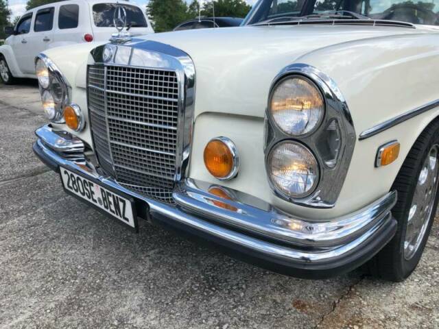 Mercedes-Benz 200-Series 1970 image number 16