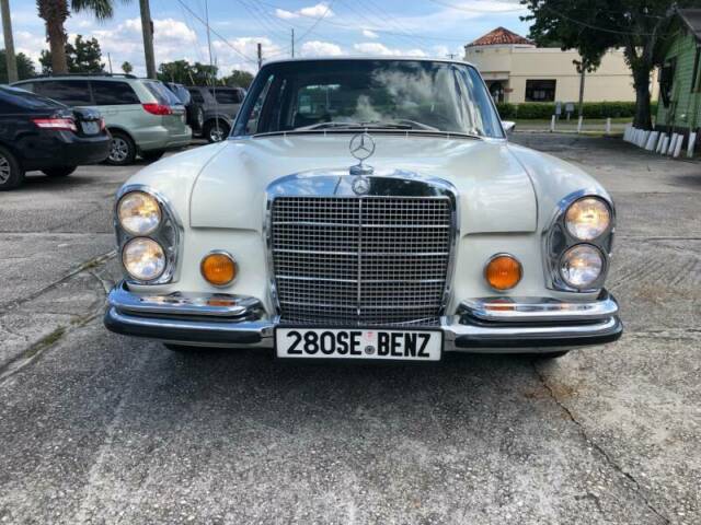 Mercedes-Benz 200-Series 1970 image number 2