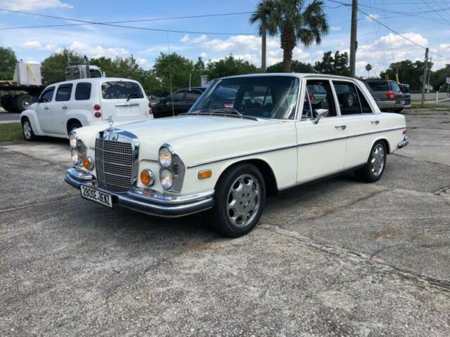 Mercedes-Benz 200-Series 1970 image number 24