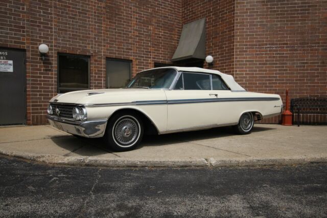 Ford Galaxie 1962 image number 1