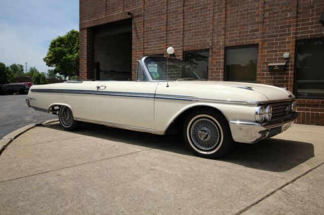 Ford Galaxie 1962 image number 30