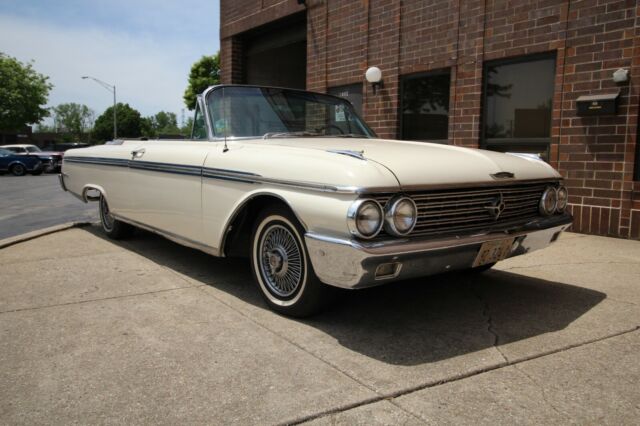 Ford Galaxie 1962 image number 31